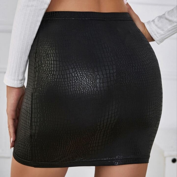 Women's snakeskin print skirt black mini/midi.  comes in bag brand new - Picture 5 of 5